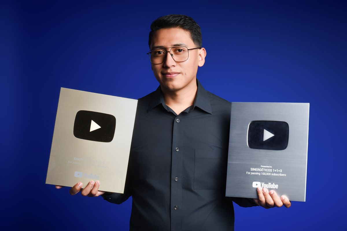 Diego Cabrera con sus placas de YouTube